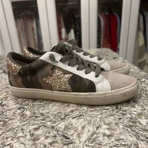 Distressed Glitter & Camo Star Sneakers